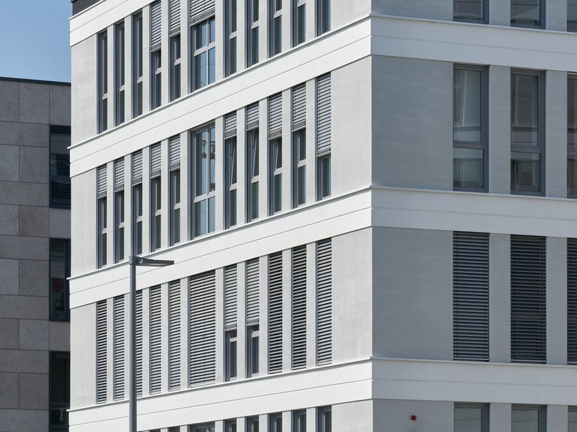 La protezione solare integrata ad arte nell’isolamento termico riprende la coerente articolazione orizzontale della facciata, fondendosi così senza soluzione di continuità nell’estetica dell’edificio.