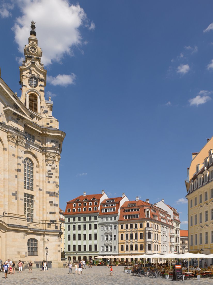Prospettive spettacolari: a est il Quartier II si congiunge direttamente alla Frauenkirche. Questa immagine mostra le tre strutture frontali del quadrilatero di edifici e uno scorcio della Rampische Straße.