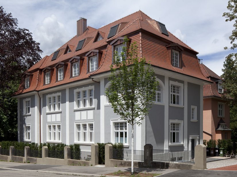 La villa, risalente al Gründerzeit (il periodo precedente al crack finanziario del 1873 in Germania), fa parte di un complesso residenziale a forma di U.