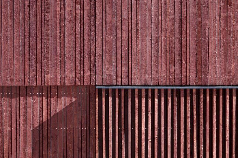 Inizialmente è stato applicato olio per legno a base di olio di lino come mano di fondo incolore. Successivamente è stato applicato il rivestimento a finire con una variante di Lignodur Xylodol 540 colorata in un notevole rosso fuoco, che rafforza ulteriormente la struttura naturale del legno.