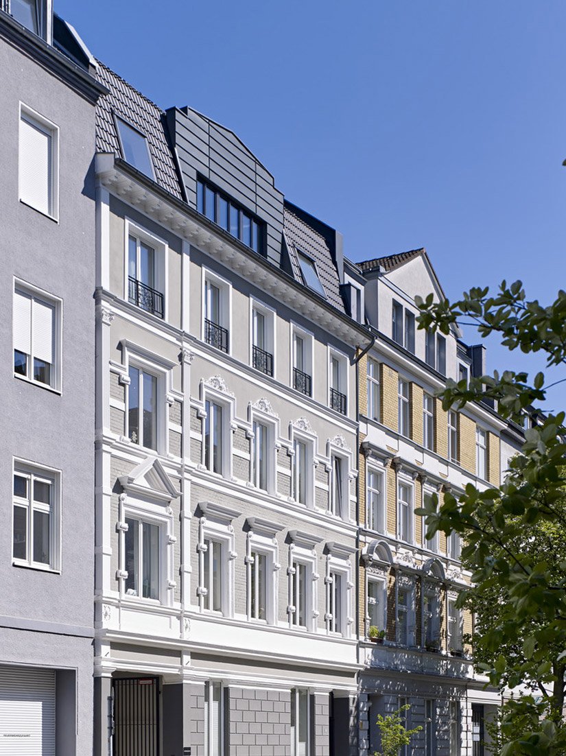 La suddivisone della facciata riprende la verticalità del periodo della rivoluzione industriale tedesca e la reinterpreta.