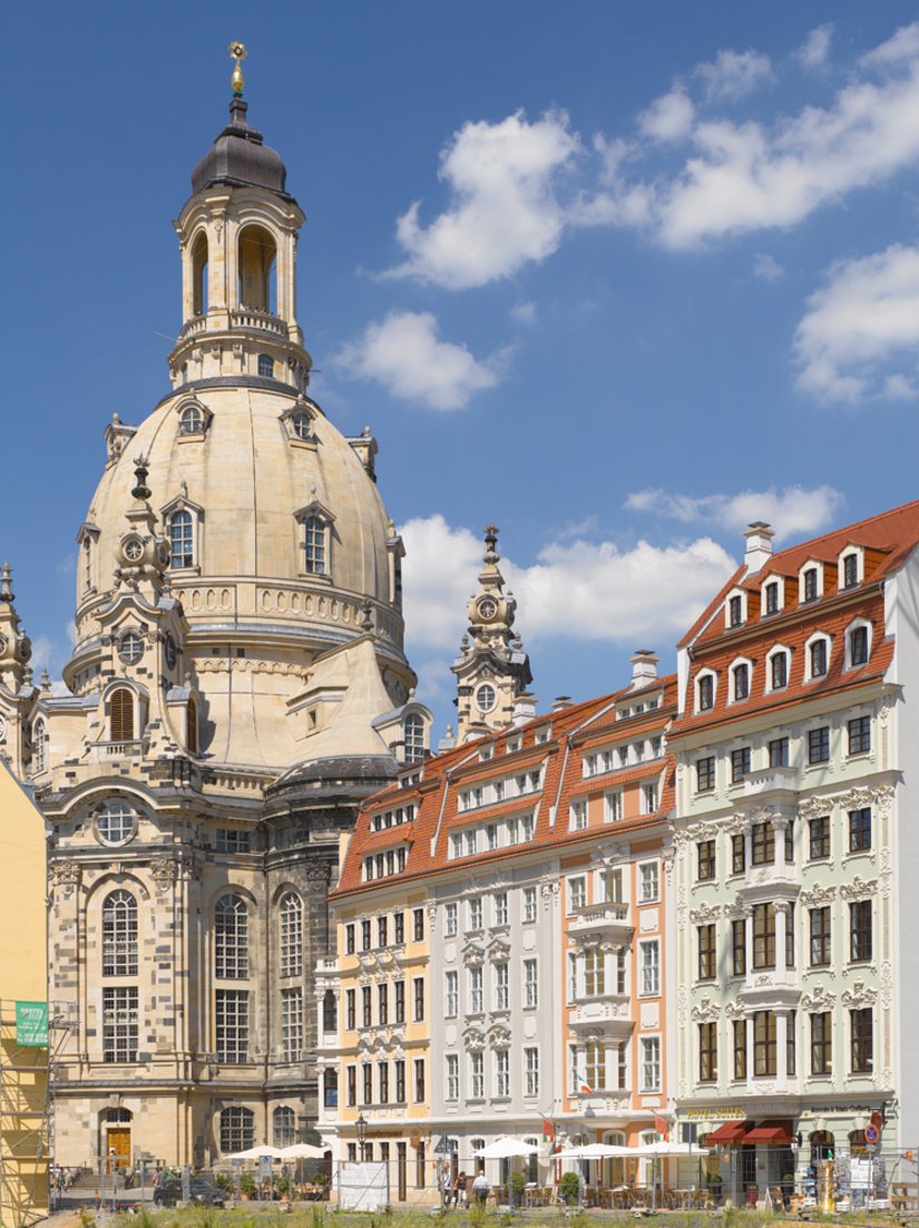 Prospettive spettacolari: a est il Quartier II si congiunge direttamente alla Frauenkirche. In questa immagine l'armonioso asse visivo sul sontuoso edificio barocco emerge con forza dalla Rampische Straße.