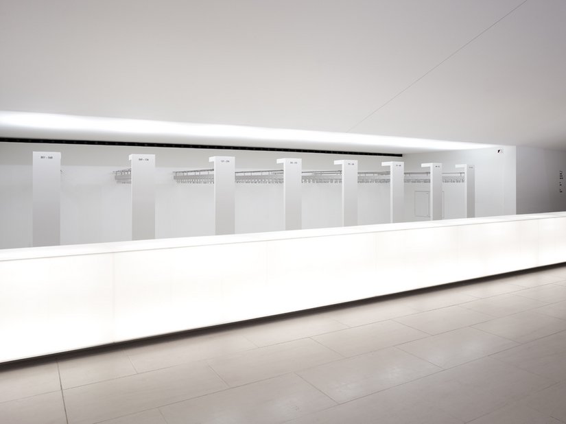 Der Bodenbelag harmoniert gut mit den weißen Wänden und gibt dem Garderobenbereich eine wärmere Atmosphäre.