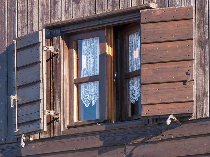 Il rifacimento della facciata in legno mantiene inalterato il fascino del rifugio.