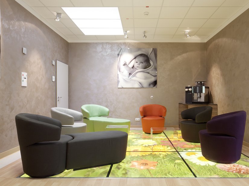 Nella sala d'attesa e nell'area d'ingresso, una decorazione delle pareti in diverse tonalità di marrone crea un'atmosfera rilassante e rassicurante.