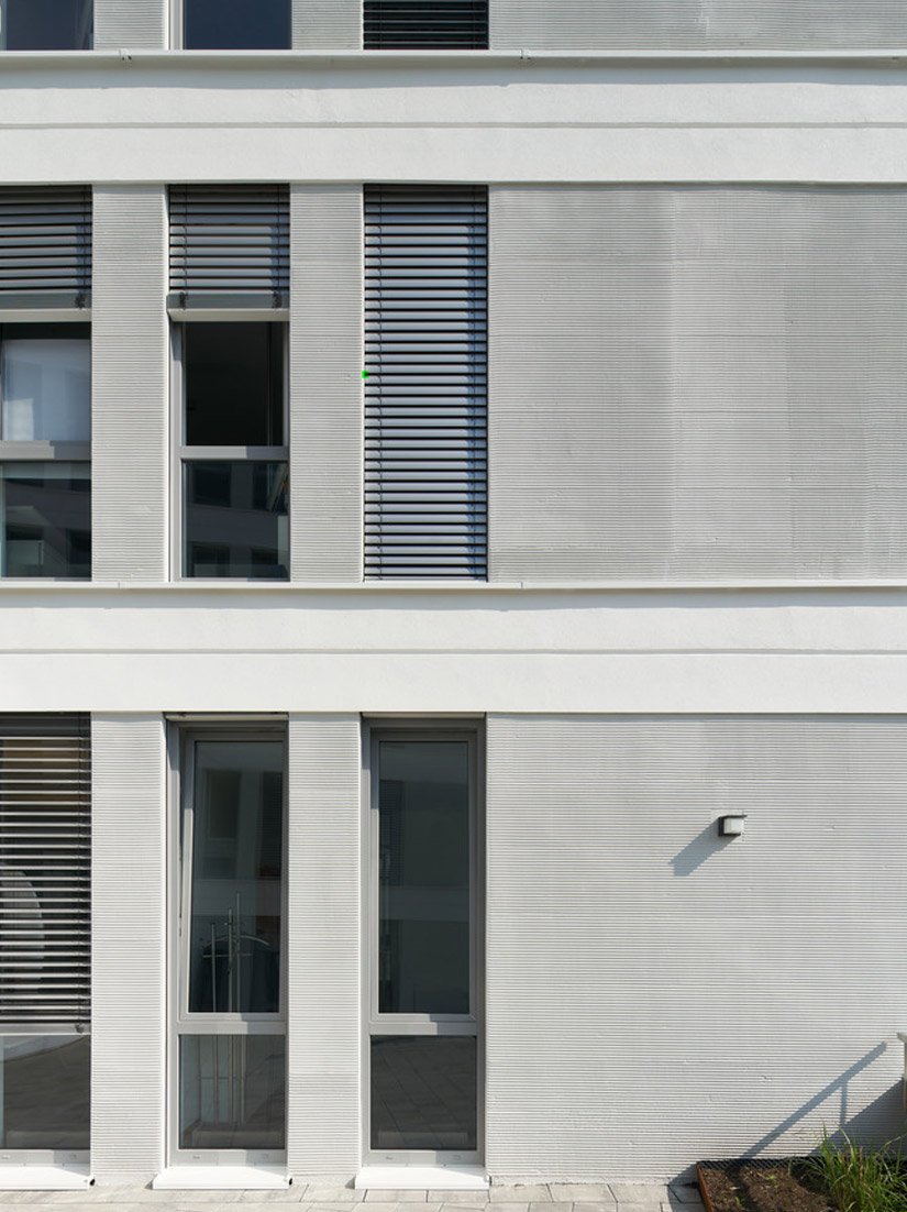 Il senso di profondità e stabilità trasmesso dall’edificio deve molto all’intonaco civile realizzato con la tecnica del pettinato, impegnativa e tecnicamente complessa, così come alle bugnature.