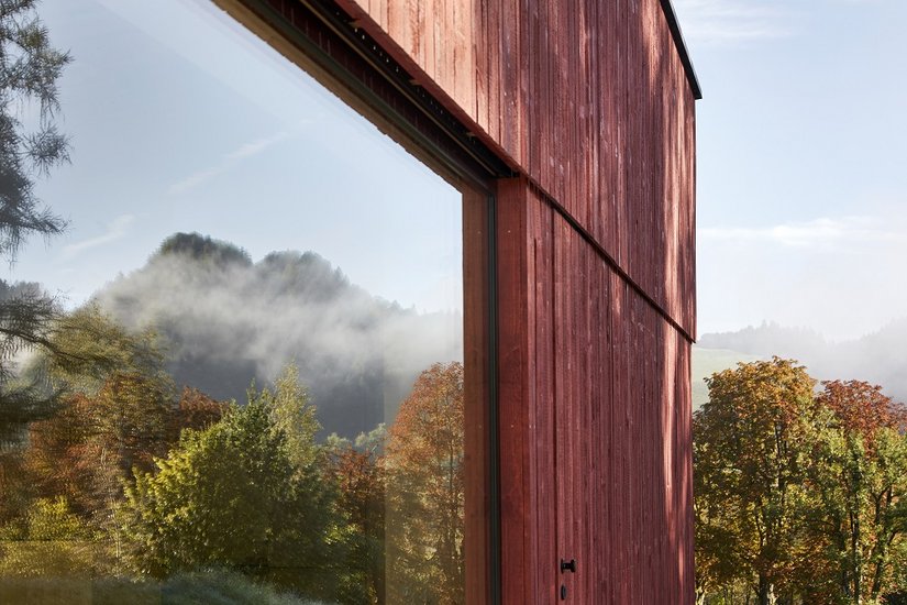 Il concetto ecologico globale, caratterizzato da un'autentica regionalità, si riflette in ogni aspetto. Il legno proveniva dalla foresta comunale ed è stato segato in loco. La silhouette dell'edificio si inserisce naturalmente nel paesaggio.