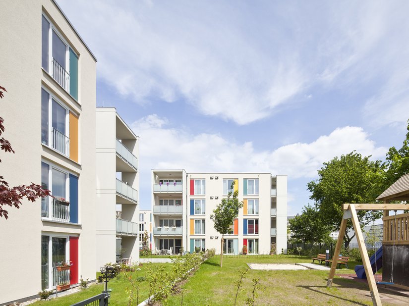 56 unità abitative in tutto, con giardino o ampio balcone e superfici comprese tra 45 e 82 m², sono ospitate negli edifici di quattro piani che compongono il complesso residenziale della Rheinelbestraße.