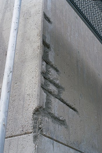 <p>Crepe e distacchi del calcestruzzo: in caso di corrosione dell'acciaio usato nel cemento armato è necessario procedere alla messa a nudo e all'eliminazione a regola d'arte della ruggine formatasi sull'acciaio stesso.</p>