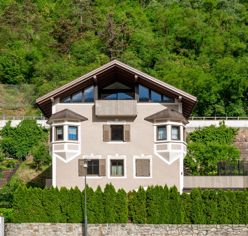 Una presenza elegante ai piedi del monastero: Villa Lambacher a Chiusa è stata oggetto di una ristrutturazione completa ricca di stile.