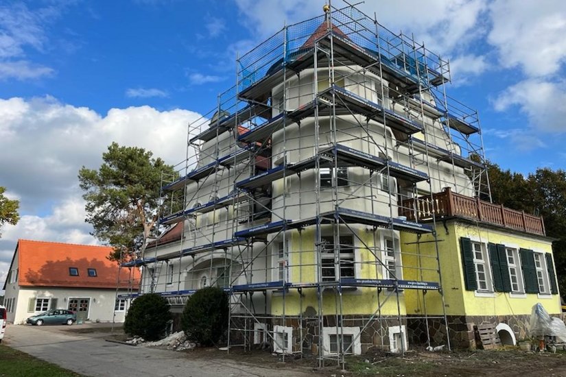 Durante il risanamento: qui è possibile seguire dal vivo la trasformazione del castello e vedere cosa può fare un nuovo concetto cromatico armonioso. Per il necessario risanamento delle crepe è stata utilizzata la Pittura riempitiva siliconica 910.