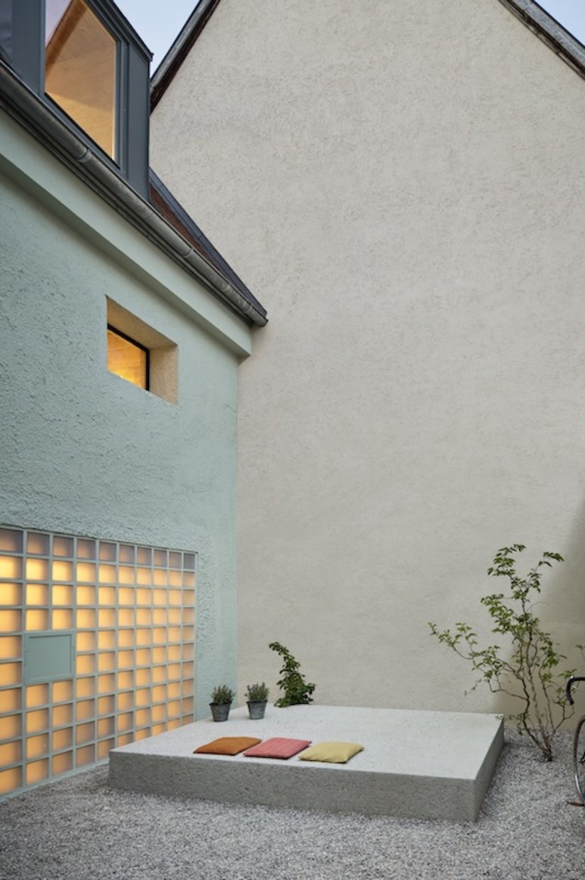 Il cortile puristico, con la zona relax al posto del vecchio letamaio, trasmette un fascino meditativo. Il podio è stato rivestito con Floortec 2KPurolid T 876 in versione semiopaca.