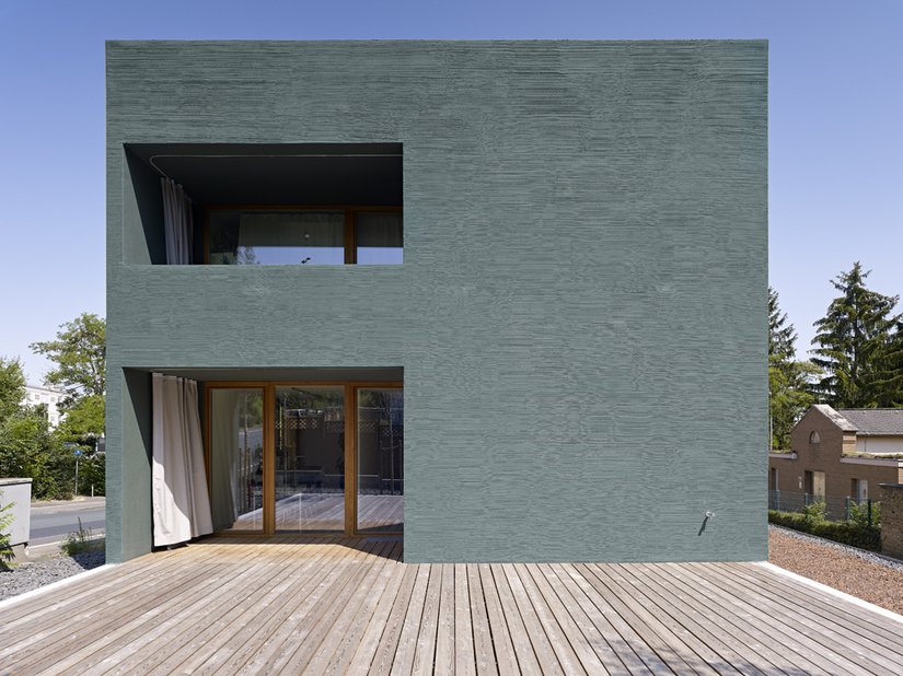 La particolare qualità della realizzazione della facciata si contraddistingue, oltre che per la tonalità in sé, anche per una reinterpretazione del verde utilizzato.