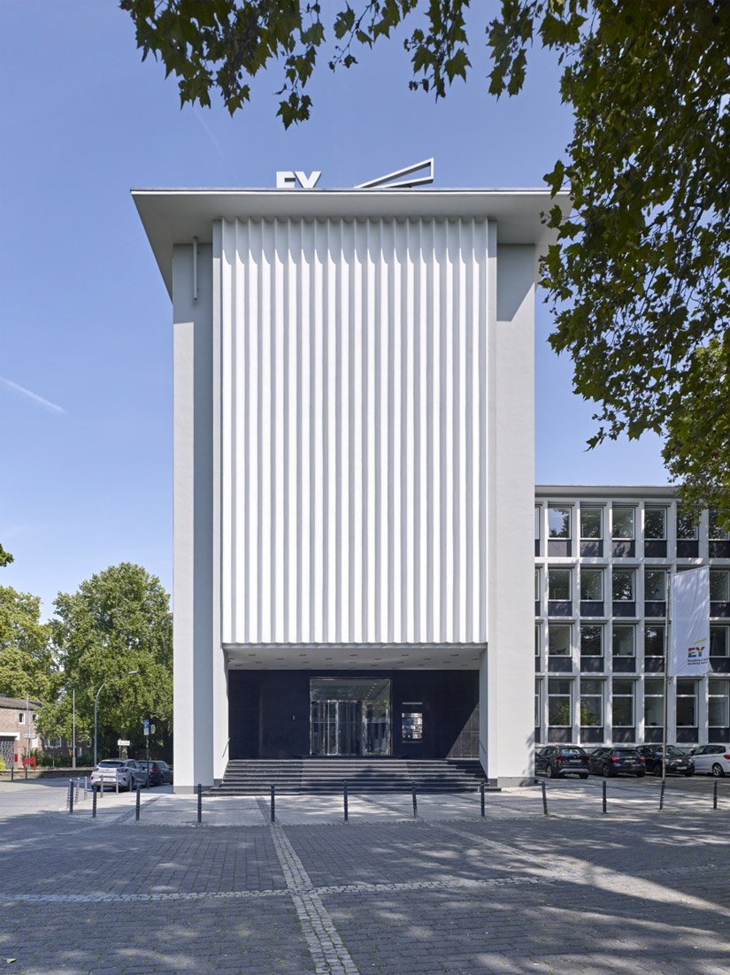 L&rsquo;edificio adibito a uffici situato in B&ouml;rsenplatz 1 a Colonia &egrave; stato progettato dall&rsquo;architetto Wilhelm Riphahn nel 1952.