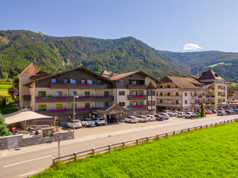 Sebbene la facciata fosse ancora intatta, la famiglia proprietaria ha voluto apportare delle migliorie dal punto di vista estetico. Grazie alla realizzazione della ditta Frena GmbH, la nuova facciata ora rappresenta il vero e proprio biglietto da visita della struttura.