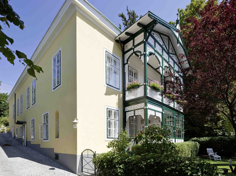 La veranda in legno finemente intagliata in stile Biedermeier della villa è stata sottoposta a una ristrutturazione completa.