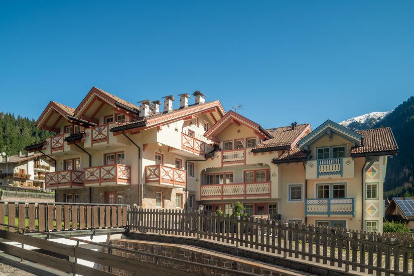 Grazie alla sua posizione privilegiata e all’elegante architettura incorniciata dalle cime innevate, Villa Radetzky rappresenta un soggetto fotografico ideale, la cui facciata datata richiedeva un restyling completo.