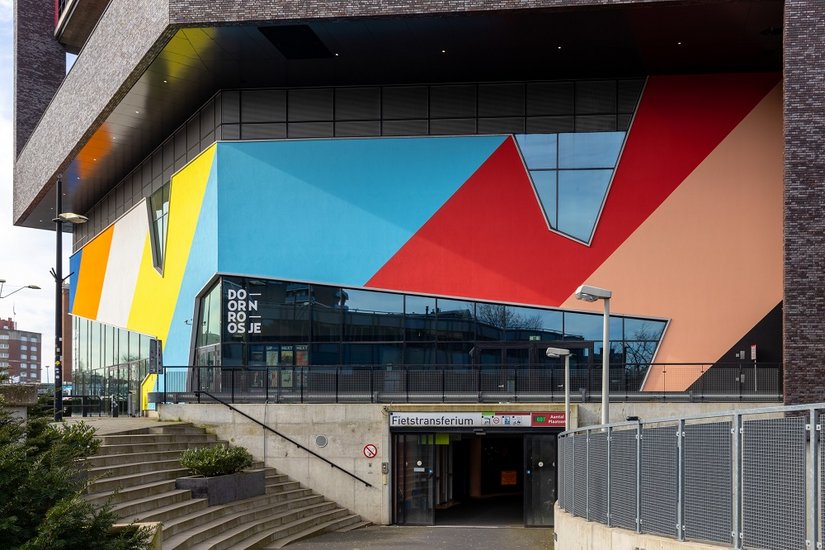 Realizzato con primer aggrappante 3720 e idropittura per esterni Evocryl 200: grazie alla formula TSR, il rivestimento a finire protegge il sistema ETICS sottostante da un eccessivo surriscaldamento, anche con colori scuri e intensi.