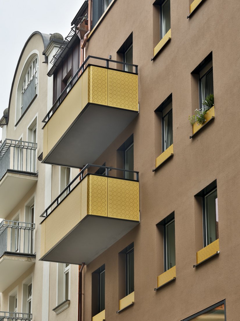 Per i balconi è stato utilizzato uno smalto dorato con effetto metallizzato.