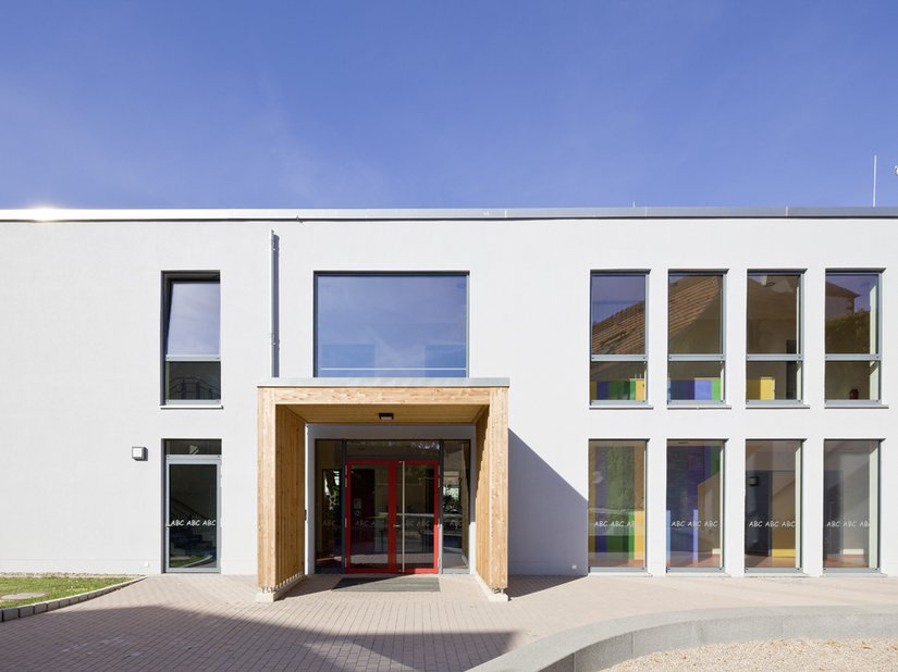 Per il nuovo edificio scolastico di Udestedt è stato mantenuta tutta la sobrietà del grigio.