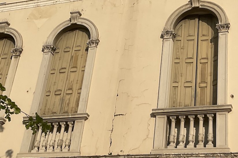 Prima del risanamento: significative crepe nell’intonaco e superfici deteriorate dalle intemperie hanno reso necessari gli interventi