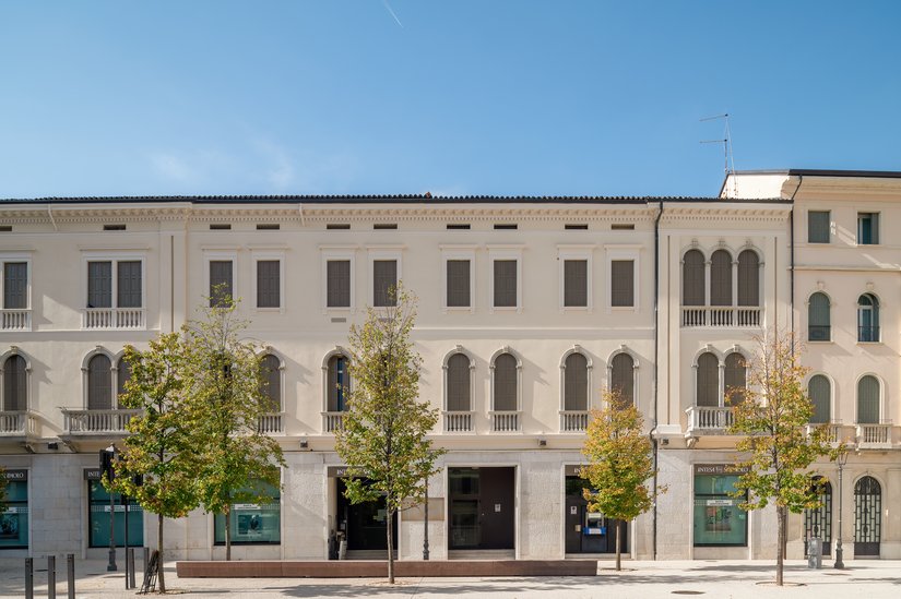 Per il nuovo rivestimento della facciata, la ditta esecutrice ha optato per un ciclo di rivestimento con prodotti ai silicati di casa Brillux.