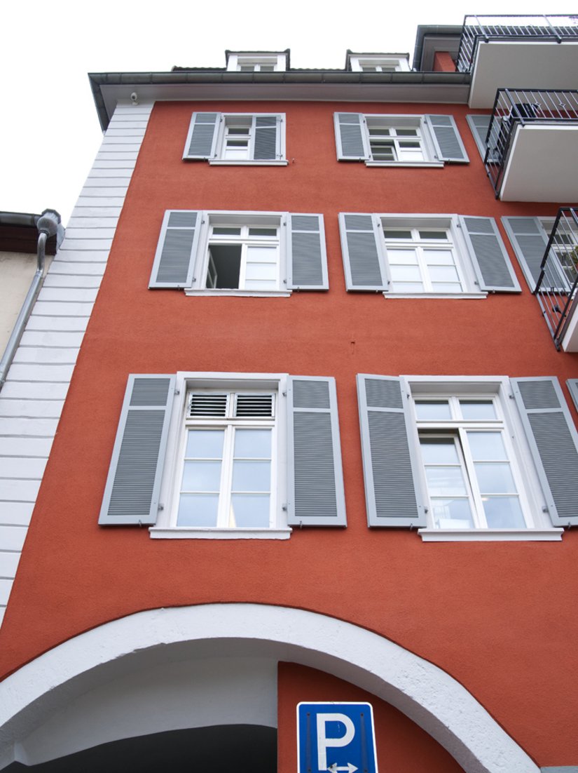 L'ingresso dell'edificio è contraddistinto da un arco a tutto sesto colorato di bianco.