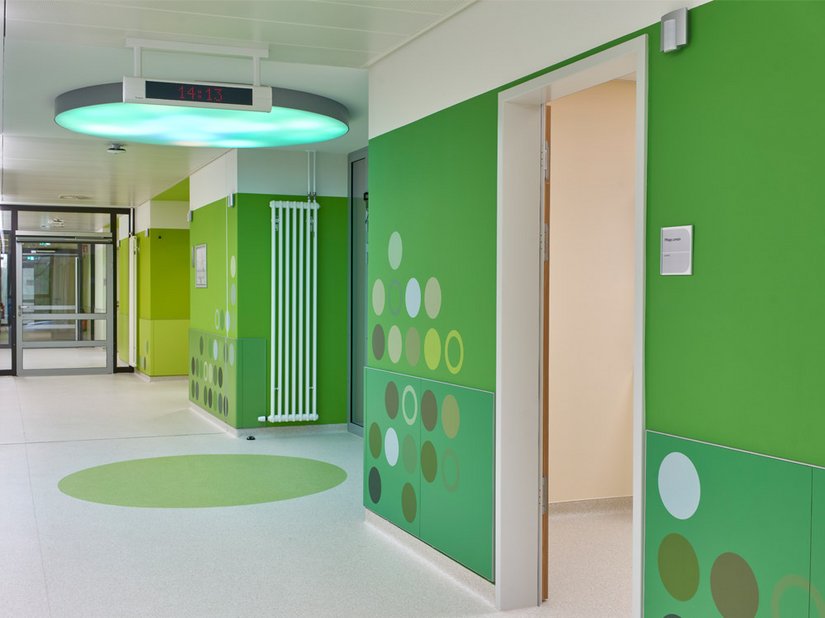 Grazie alle pareti dai colori vivaci, l'ospedale è riuscito a creare un ambiente tranquillo e a misura di famiglia.