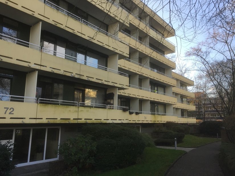 Il confronto con la situazione precedente lo dimostra chiaramente: la realizzazione cromatica cambia radicalmente la percezione dell'architettura