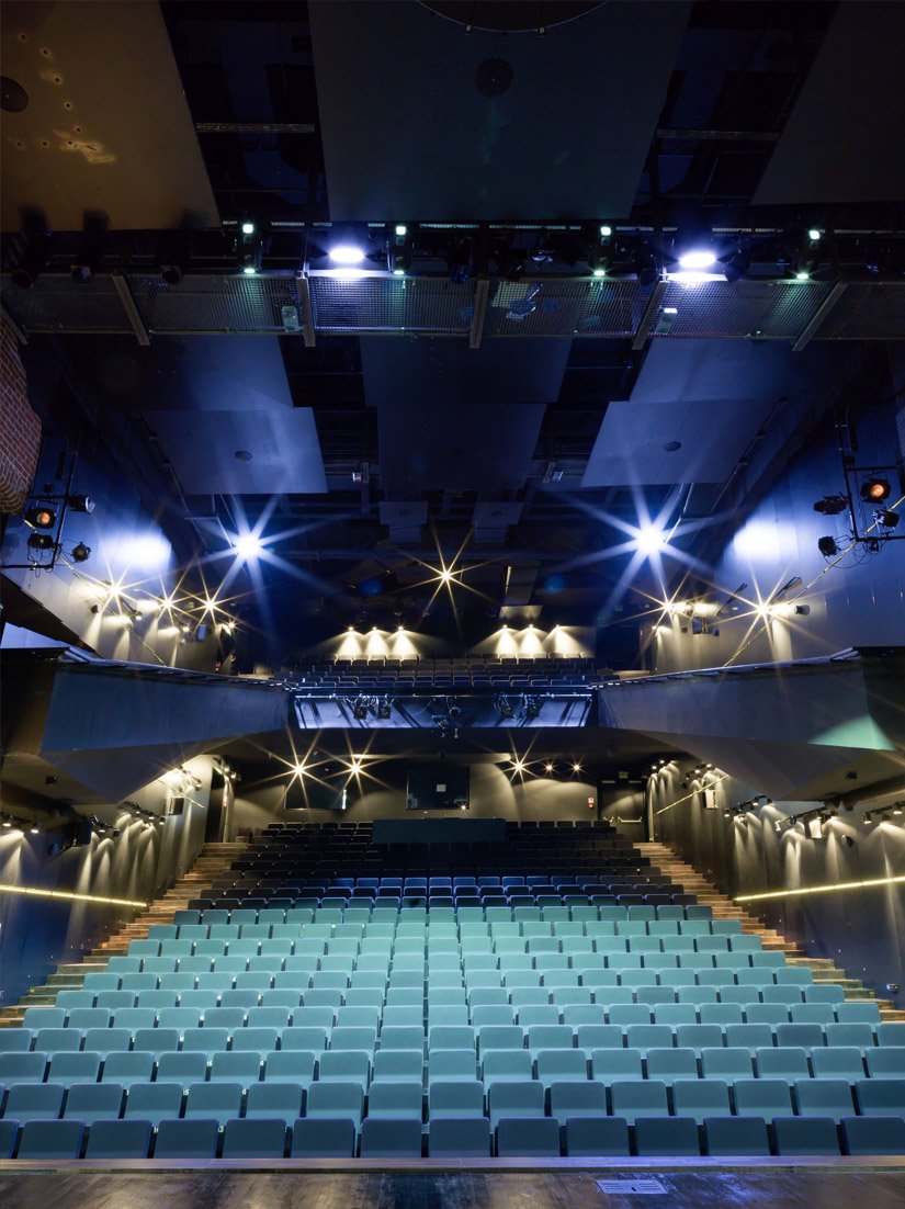 La sala per le rappresentazioni con i suoi 594 posti a sedere è il cuore dell'opera.