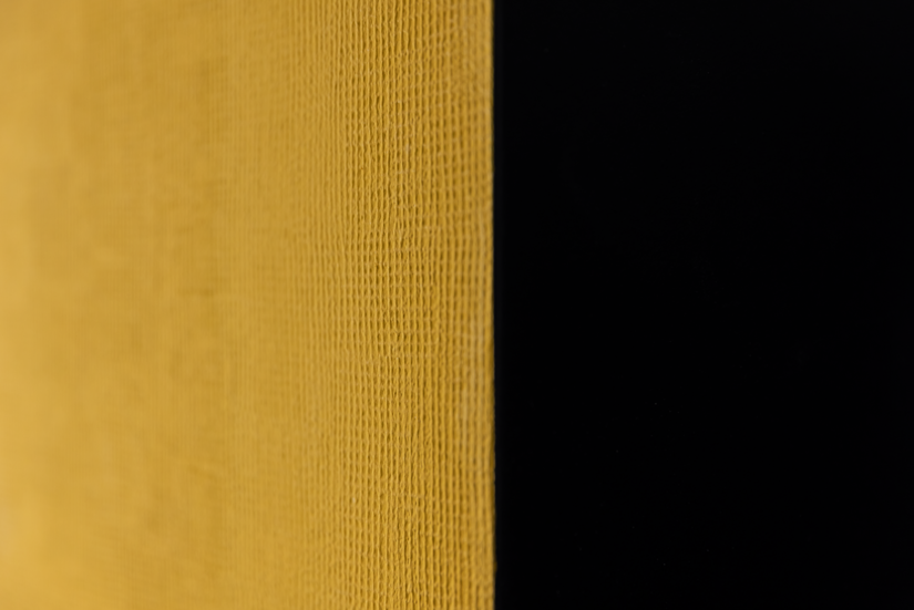 Un contrasto cromatico e strutturale: giallo miele che dialoga col nero, pareti lisce che si alternano a superfici strutturate. Mentre nelle aree in nero la superficie è stata lisciata con lo stucco a spruzzo Briplast Powerfill 1891, sulla superficie colorata prima del rivestimento a finire la Pat Remont Bud ha applicato il rivestimento per pareti Relief S 3490.