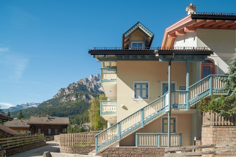 Le condizioni climatiche estreme dell’area alpina avevano lasciato pesanti segni sugli elementi lignei della facciata. Per rinnovare queste superfici in legno, gli applicatori della ditta esecutrice hanno utilizzano Lignodur FlexGuard 871.