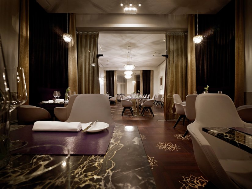 Di sera, il ristorante emana il fascino elegante di un club esclusivo che lascia alla porta il mondo esterno.