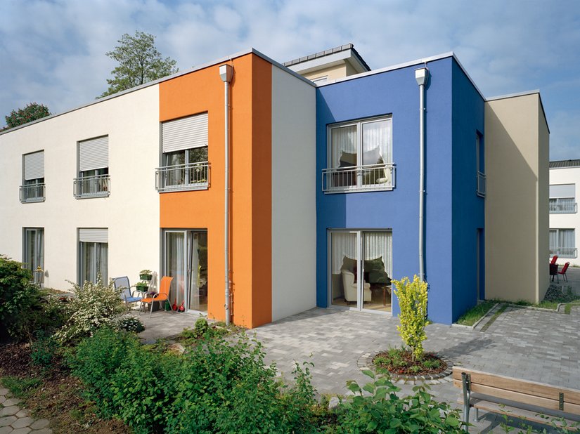 L'arancione intenso e il blu delicato danno luce al rivestimento bianco e color vaniglia dell'involucro dell'edificio. L'architettura ben distribuita, i cubi della struttura e le dimensioni ben studiate rendono l'ambiente particolarmente vivibile.