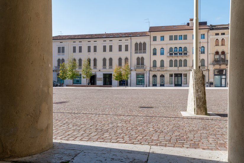 Fin dai primi del ‘900, l’edificio storico situato sulla piazza del mercato definisce il volto del centro cittadino di Valdobbiadene.