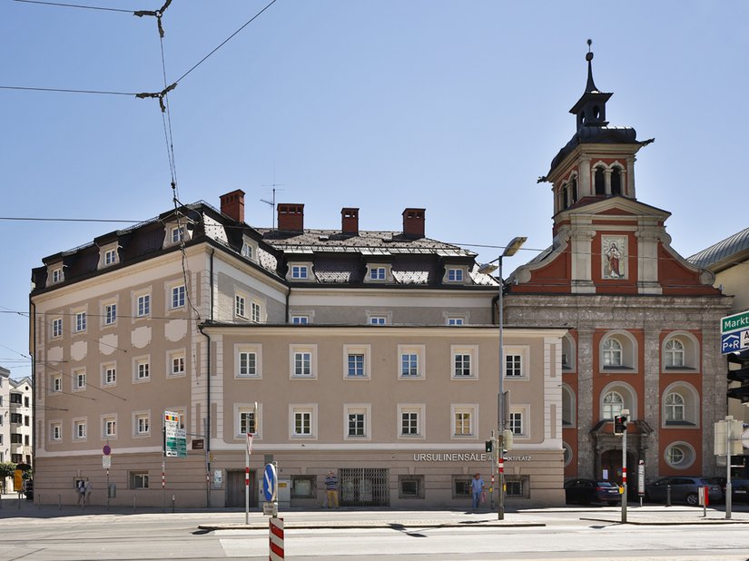 Il vecchio edificio, che il progetto ha avuto l'indiscusso merito di preservare in larga parte, va a inserirsi perfettamente nel centro città.