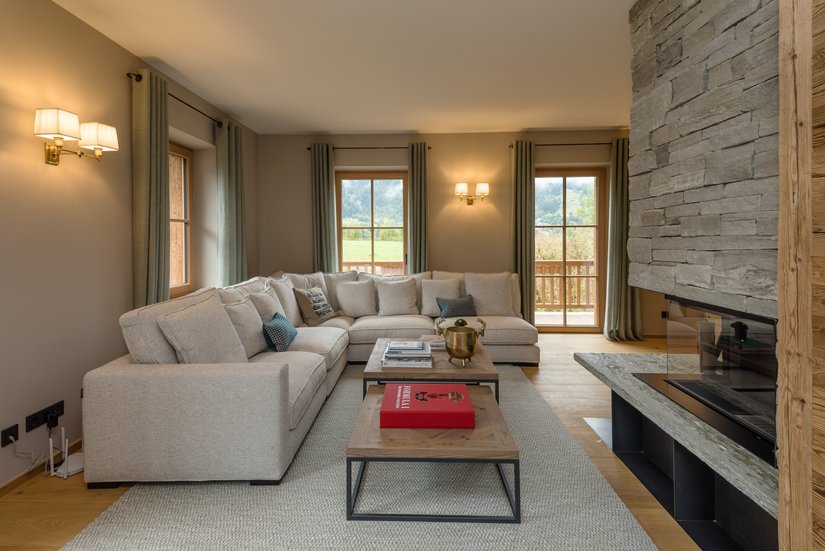 Le ampie finestre inondano di luce gli ambienti e valorizzano particolarmente la naturalezza dei materiali utilizzati. Il colore del soffitto decorato con Sedashine 991 si abbina perfettamente con le tonalità del legno.