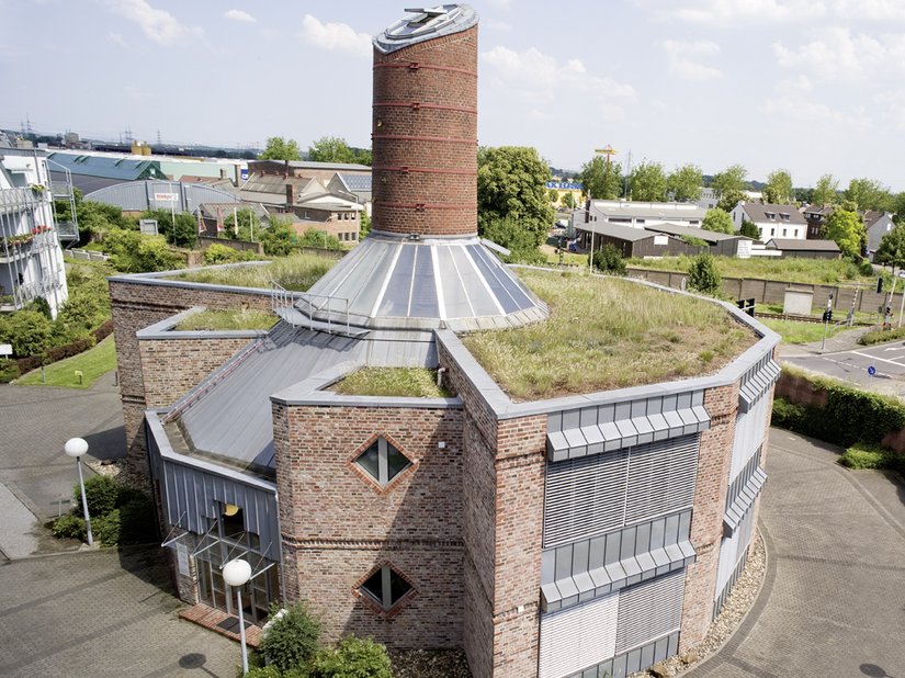 Dall'esterno si nota ancora chiaramente che una volta l'edificio era una fornace per mattoni.