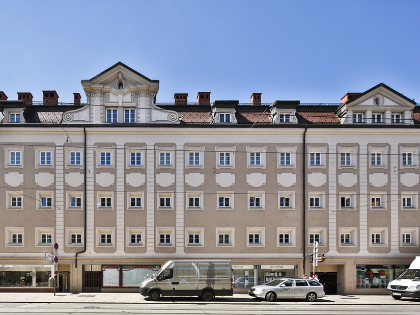 Un bell'esempio di stile architettonico lineare nella città di Innsbruck.