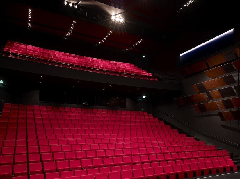 Il forte contrasto nella sala del teatro.