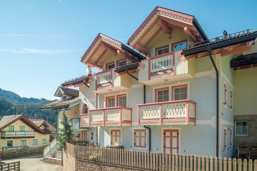 Costruita all’inizio del XIX secolo, Villa Radetzky rappresenta un esempio notevole di architettura tradizionale altoatesina, valorizzata soprattutto dalla ricca e sfaccettata combinazione cromatica delle facciate.