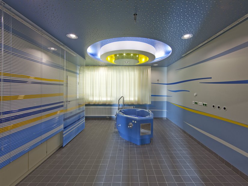 "Camera dei vortici": equipaggiata per il parto in acqua, accoglie con calore mamma e bambino.