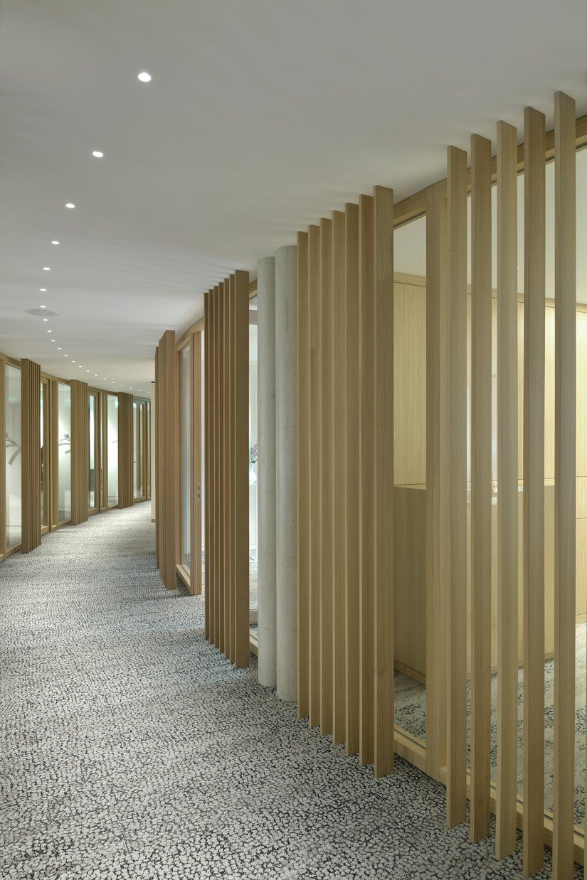 Il nuovo rivestimento di soffitti e pareti valorizza in modo particolare gli elementi lignei.