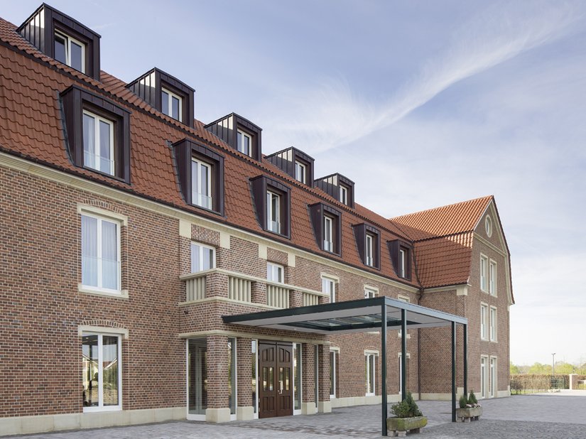 Il nuovo hotel consente di organizzare incontri, seminari e conferenze immersi in un parco tipico del Münsterland sull'idilliaco sfondo di un podere con oltre 750 anni di storia.