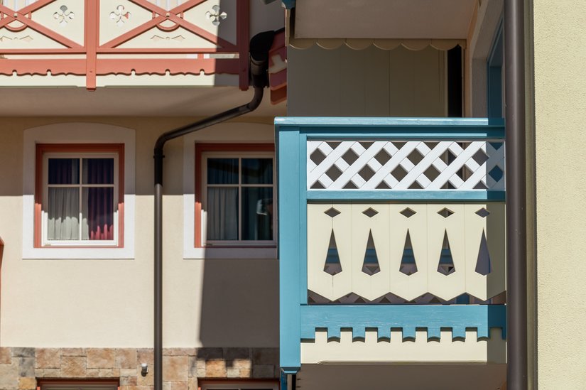 L’elevato potere coprente e la buona elasticità di Lignodur FlexGuard 871 rendono questo prodotto ideale per supporti soggetti a forti sollecitazioni. La vernice protettiva anti-intemperie, altamente resistente agli agenti atmosferici e a base di acrilato puro, assicura una protezione ottimale dai raggi UV e dagli agenti esterni, offrendo al contempo una finitura di qualità e una riproduzione del colore eccellente.