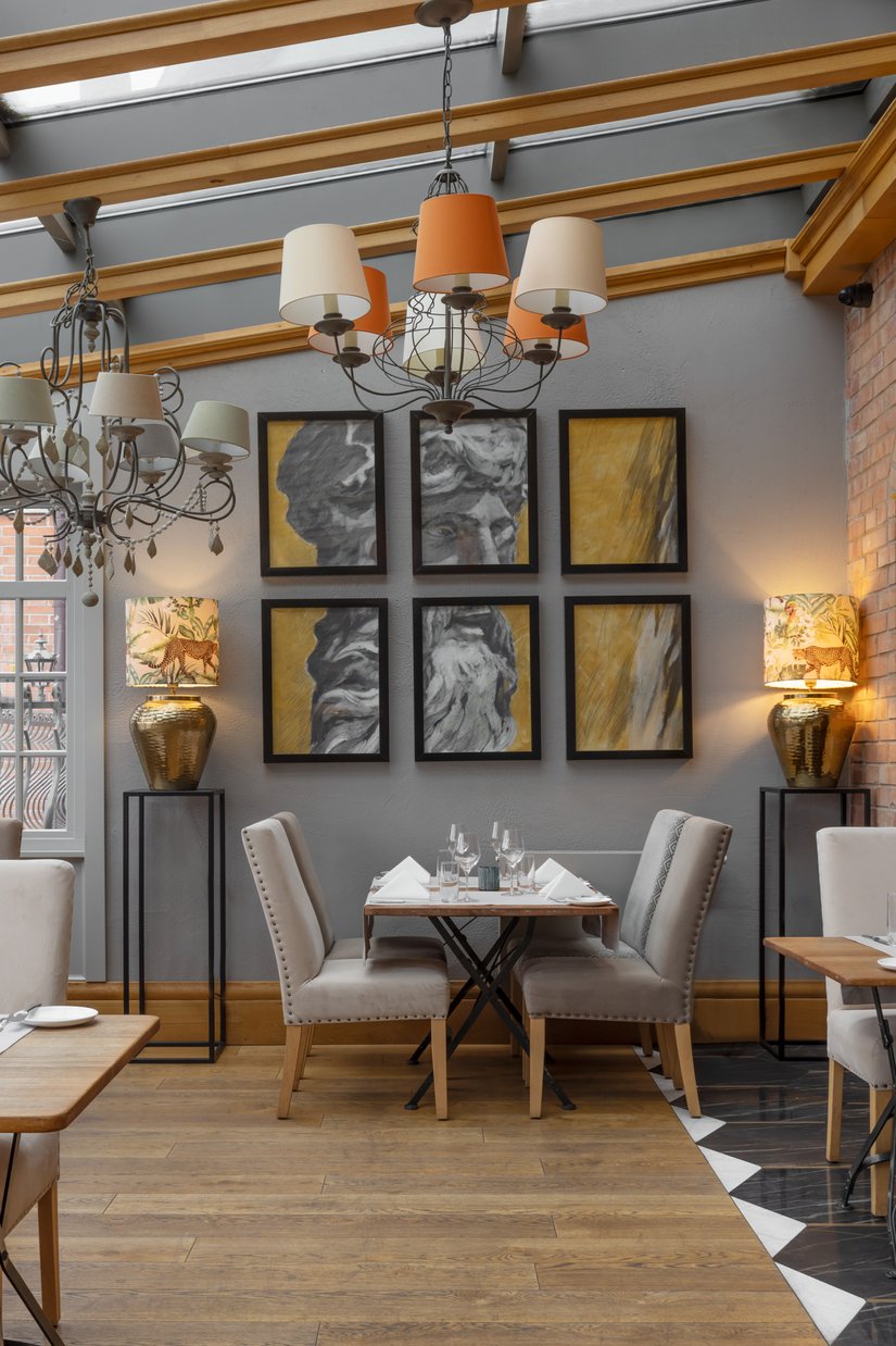 Le pareti decorate con le idropitture Brillux sono un sottofondo ideale per gli accessori selezionati accuratamente, che vanno a impreziosire il ristorante.