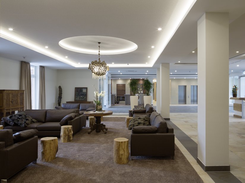 Pregiati pavimenti in pietra naturale, tradizionali pavimenti in rovere, colori caldi e design elegante: è con questa formula che la struttura riesce a trasmettere una piacevole sensazione di benessere, tanto nella lobby quanto nelle camere.