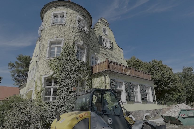 Prima della ristrutturazione: l’edera e la vecchia vernice gialla screpolata dominavano l’aspetto dell’edificio