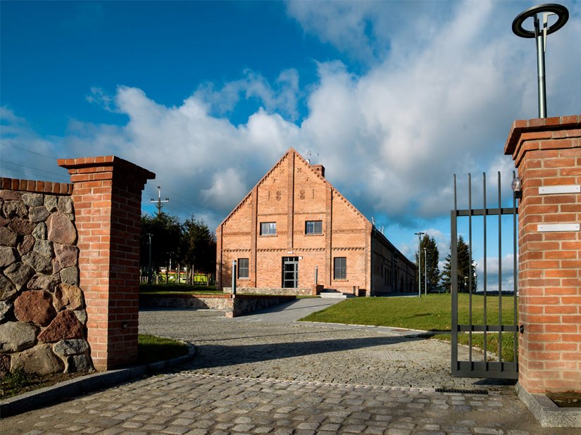 Lo storico fabbricato rurale in mattoncini rossi, risalente al tardo XIX secolo, è stato sottoposto a un’attenta opera di ristrutturazione con prodotti Brillux.