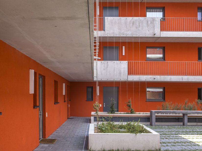 L'edificio è stato concepito per inquilini di varie fasce d'età. Tutti gli appartamenti e gli accessi sono privi di barriere architettoniche. L'assenza di barriere architettoniche, un punto fermo fin dalla fase di progettazione, rende il complesso adatto davvero a tutti: ai giovani e ai meno giovani, alle persone con disabilità e alle famiglie con bambini.